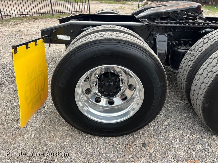 image for item DS3113 2018 Freightliner  Cascadia  semi truck