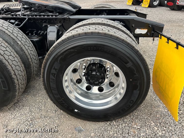 image for item DS3113 2018 Freightliner  Cascadia  semi truck