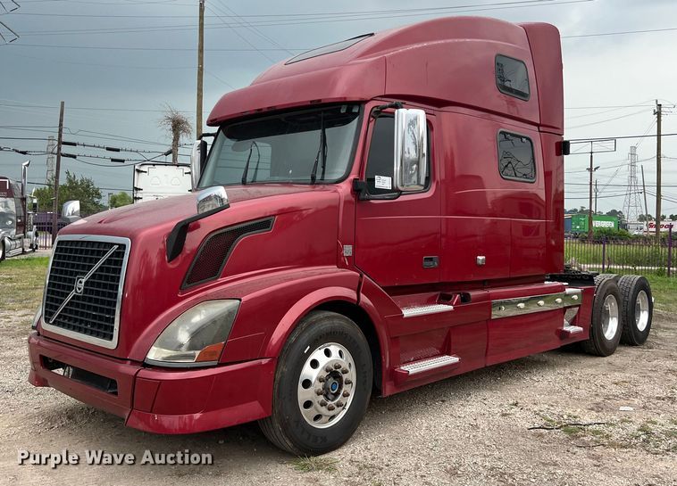 image for item DS3114 2010 Volvo VNL 780 semi truck