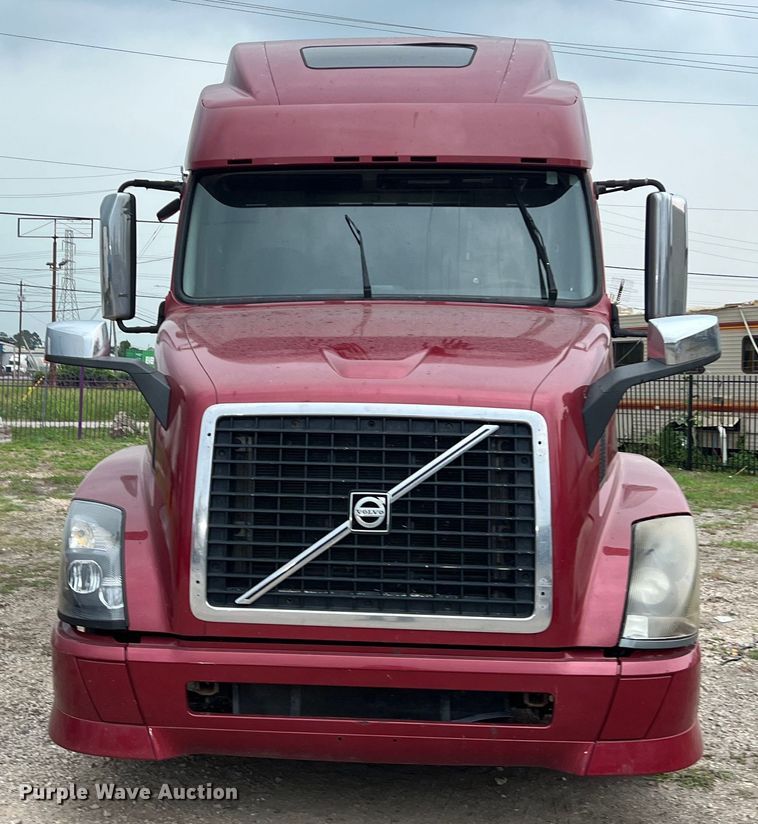 image for item DS3114 2010 Volvo VNL 780 semi truck