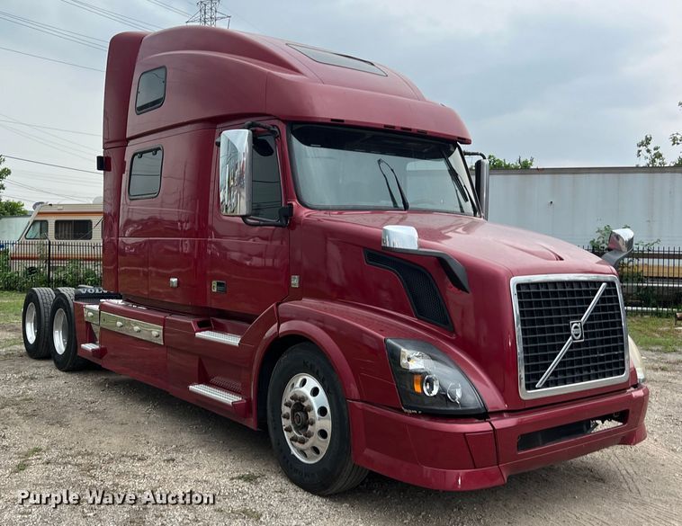 image for item DS3114 2010 Volvo VNL 780 semi truck