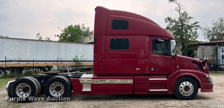 image for item DS3114 2010 Volvo VNL 780 semi truck