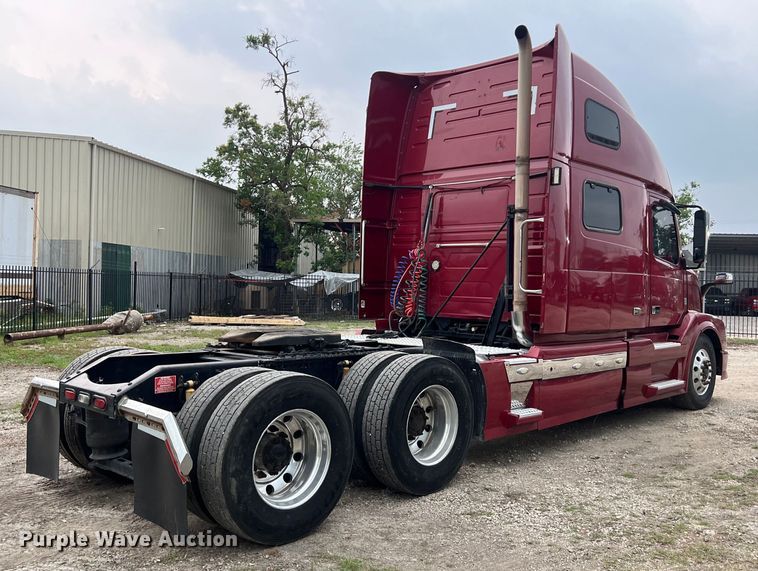 image for item DS3114 2010 Volvo VNL 780 semi truck