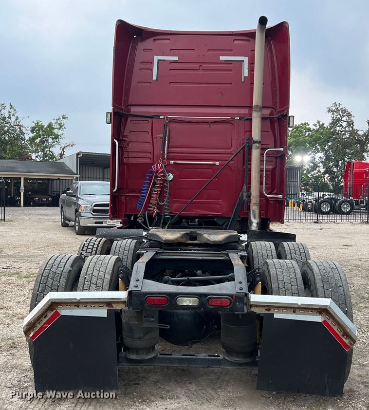 image for item DS3114 2010 Volvo VNL 780 semi truck