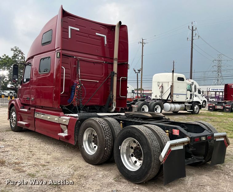 image for item DS3114 2010 Volvo VNL 780 semi truck