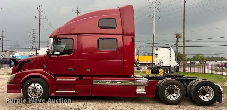 image for item DS3114 2010 Volvo VNL 780 semi truck