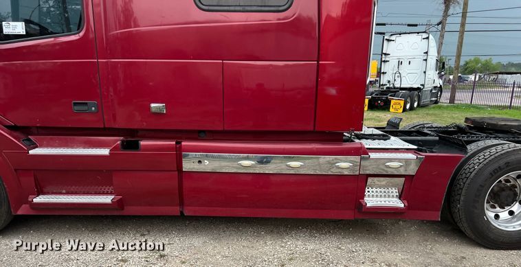 image for item DS3114 2010 Volvo VNL 780 semi truck