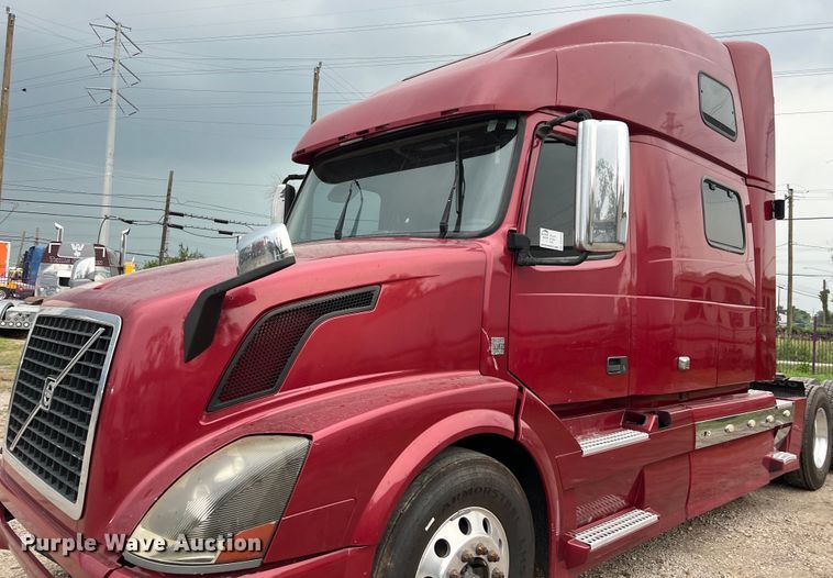 image for item DS3114 2010 Volvo VNL 780 semi truck