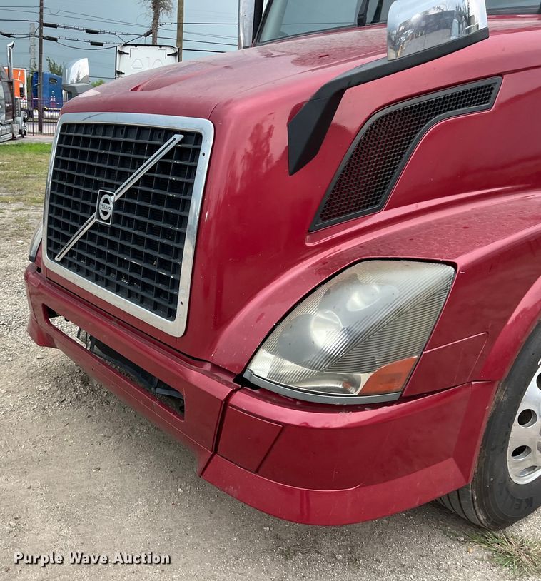 image for item DS3114 2010 Volvo VNL 780 semi truck