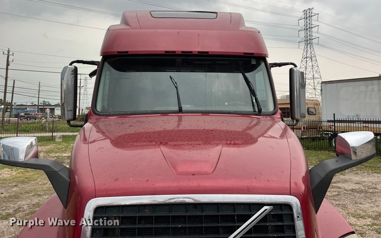 image for item DS3114 2010 Volvo VNL 780 semi truck