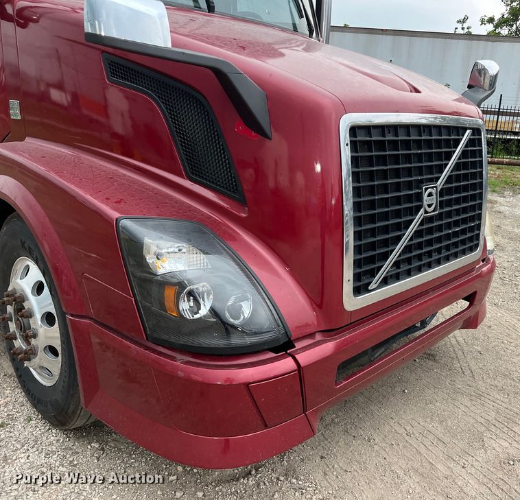 image for item DS3114 2010 Volvo VNL 780 semi truck