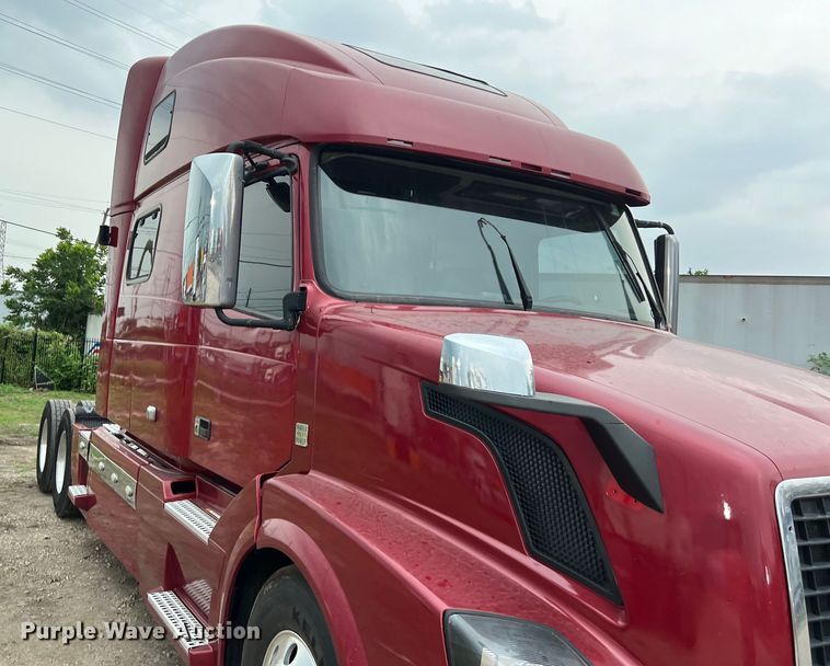 image for item DS3114 2010 Volvo VNL 780 semi truck