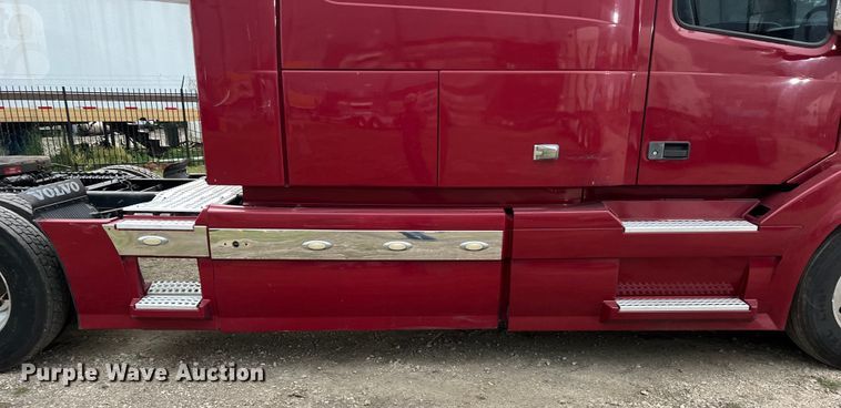 image for item DS3114 2010 Volvo VNL 780 semi truck