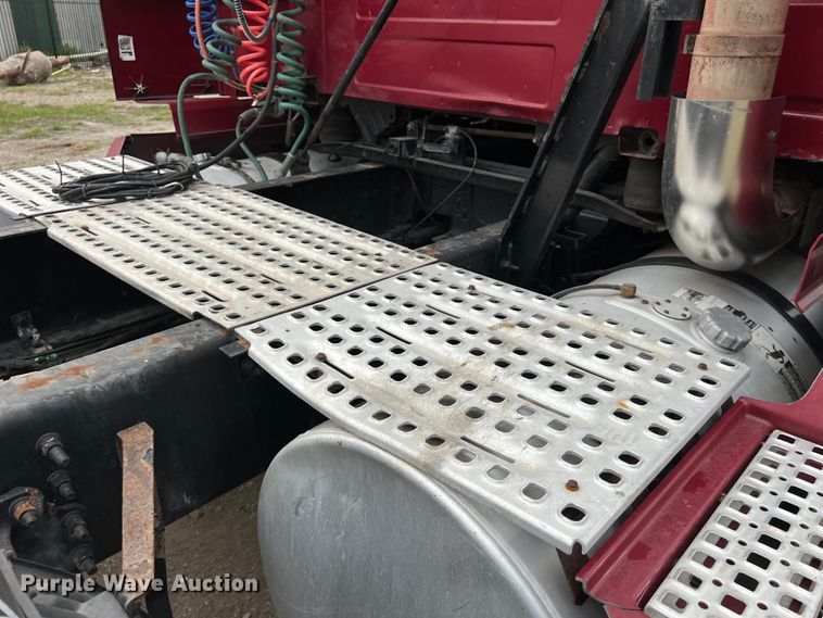 image for item DS3114 2010 Volvo VNL 780 semi truck