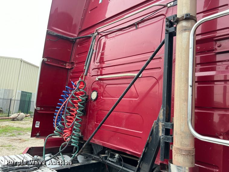 image for item DS3114 2010 Volvo VNL 780 semi truck