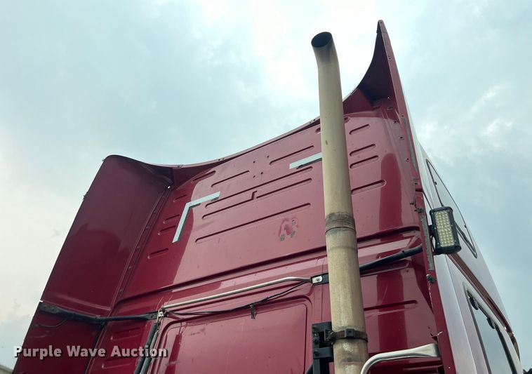 image for item DS3114 2010 Volvo VNL 780 semi truck