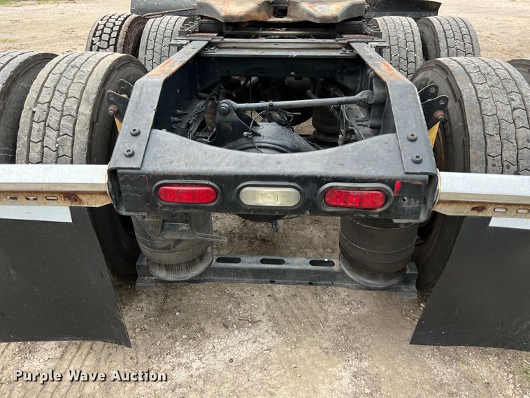 image for item DS3114 2010 Volvo VNL 780 semi truck