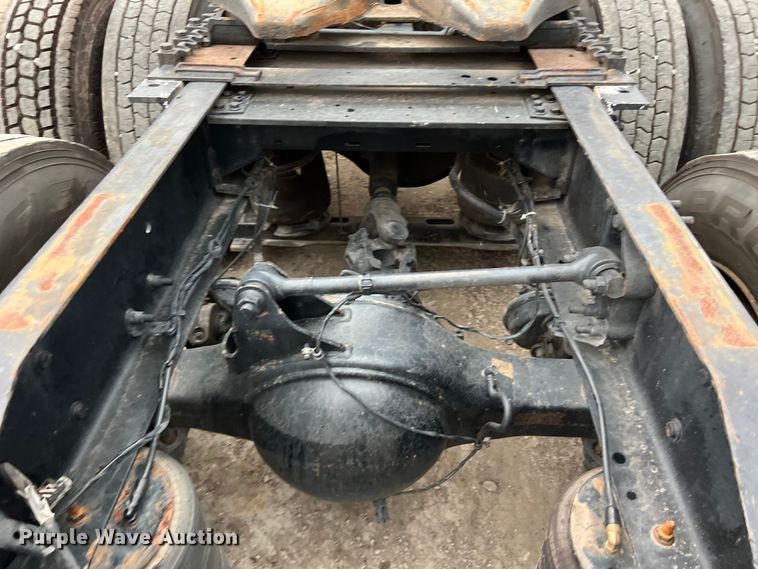 image for item DS3114 2010 Volvo VNL 780 semi truck