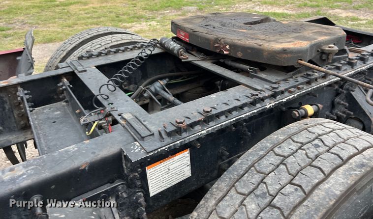 image for item DS3114 2010 Volvo VNL 780 semi truck