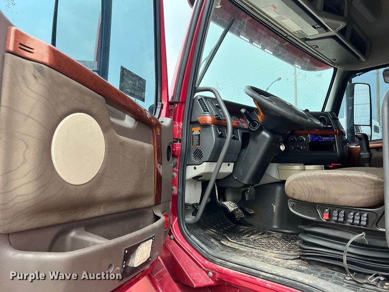 image for item DS3114 2010 Volvo VNL 780 semi truck