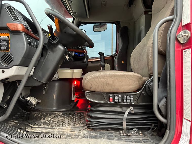 image for item DS3114 2010 Volvo VNL 780 semi truck