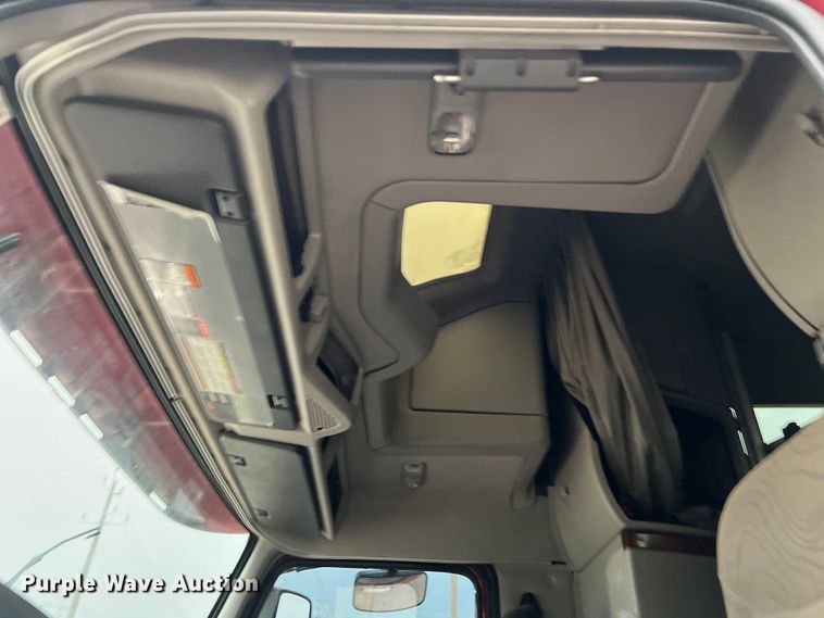 image for item DS3114 2010 Volvo VNL 780 semi truck