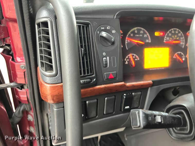 image for item DS3114 2010 Volvo VNL 780 semi truck