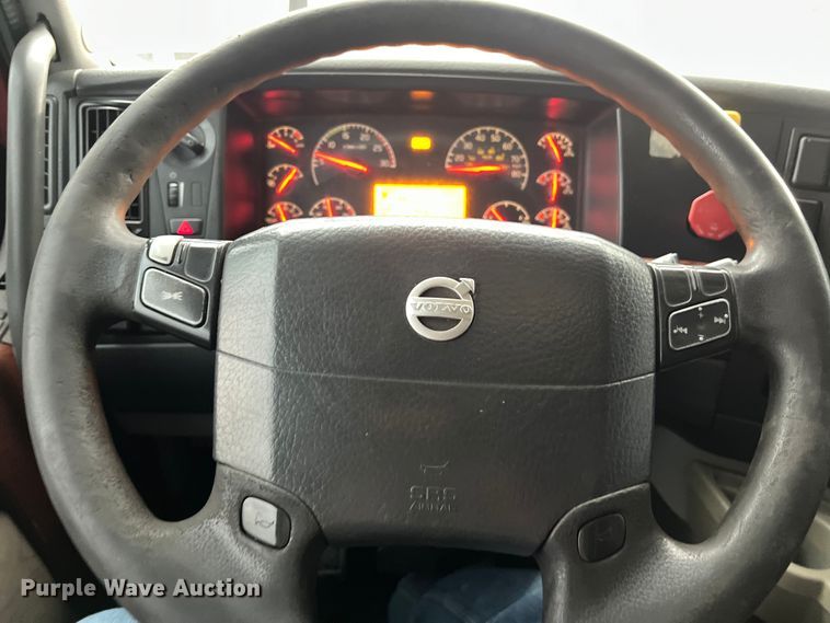 image for item DS3114 2010 Volvo VNL 780 semi truck