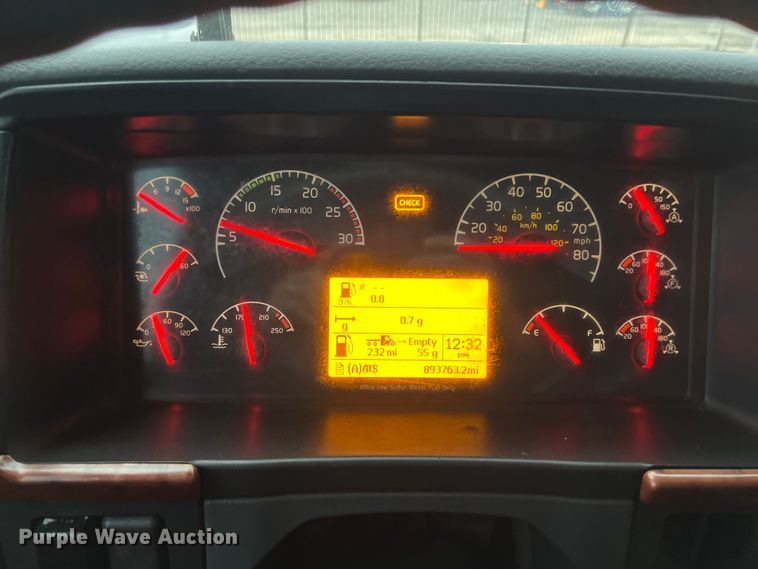 image for item DS3114 2010 Volvo VNL 780 semi truck