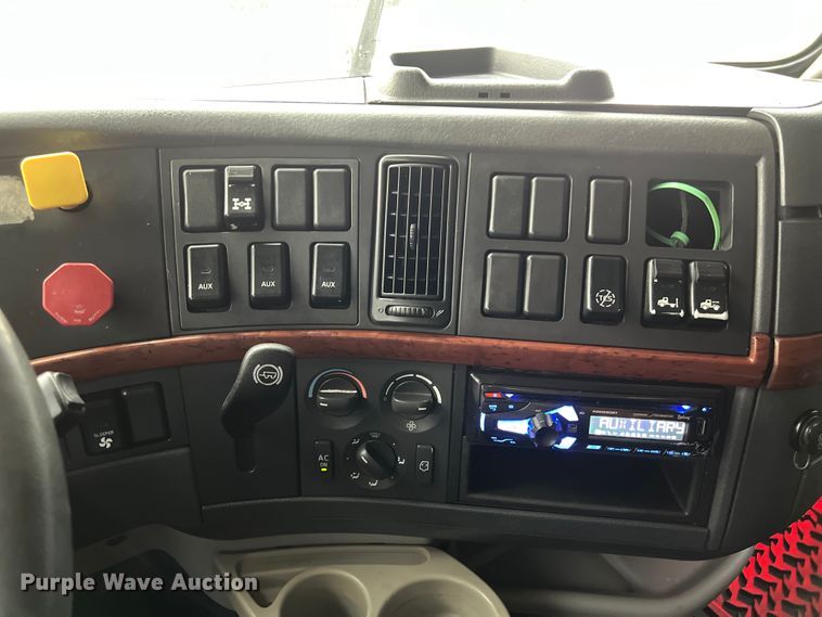 image for item DS3114 2010 Volvo VNL 780 semi truck