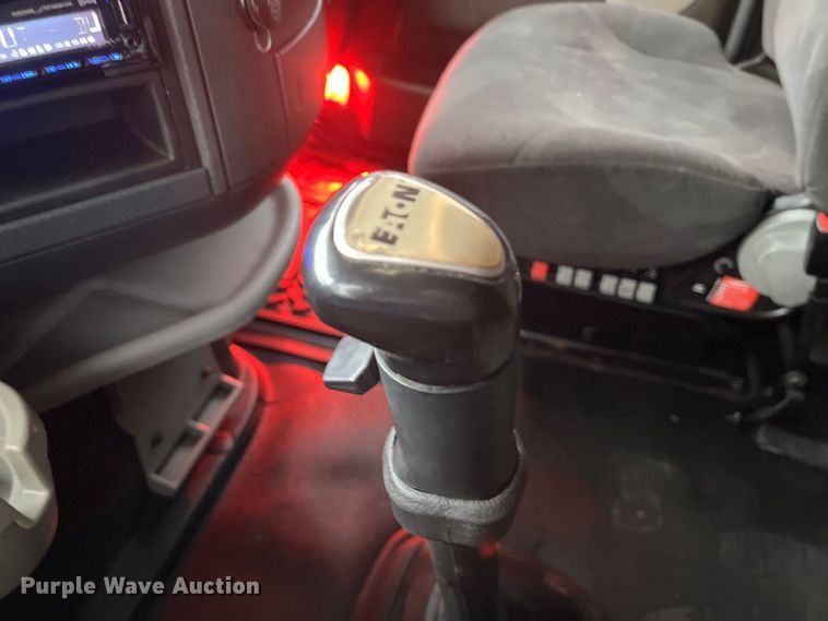 image for item DS3114 2010 Volvo VNL 780 semi truck