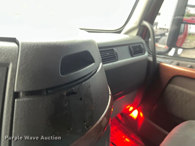 image for item DS3114 2010 Volvo VNL 780 semi truck