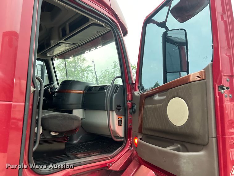 image for item DS3114 2010 Volvo VNL 780 semi truck