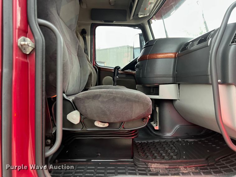 image for item DS3114 2010 Volvo VNL 780 semi truck