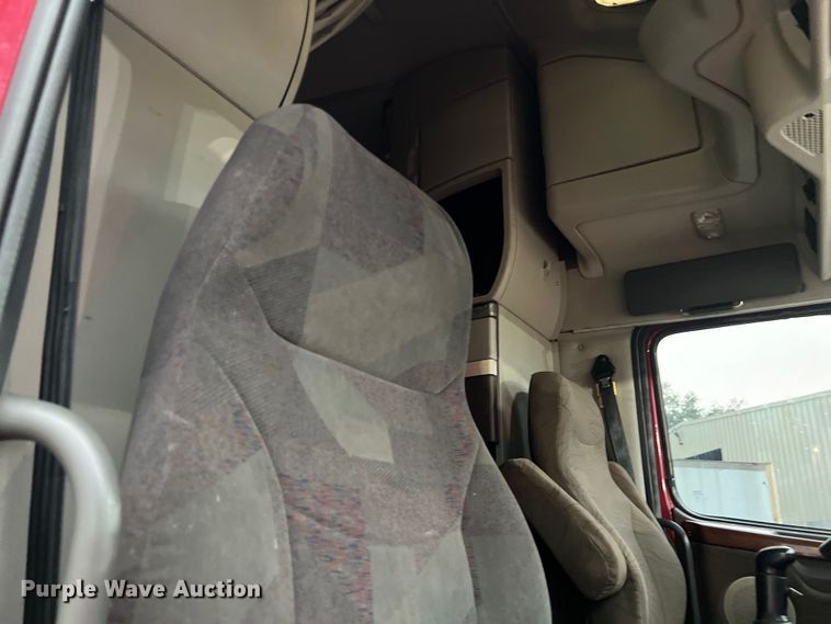 image for item DS3114 2010 Volvo VNL 780 semi truck