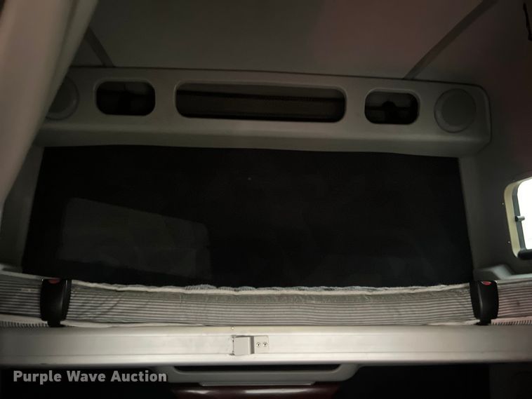 image for item DS3114 2010 Volvo VNL 780 semi truck