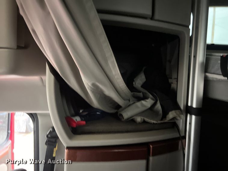 image for item DS3114 2010 Volvo VNL 780 semi truck