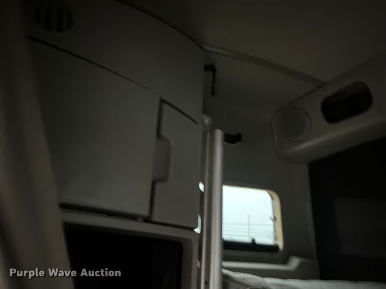 image for item DS3114 2010 Volvo VNL 780 semi truck