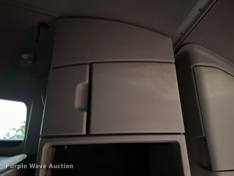 image for item DS3114 2010 Volvo VNL 780 semi truck