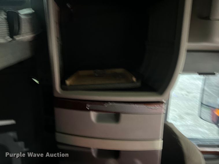 image for item DS3114 2010 Volvo VNL 780 semi truck