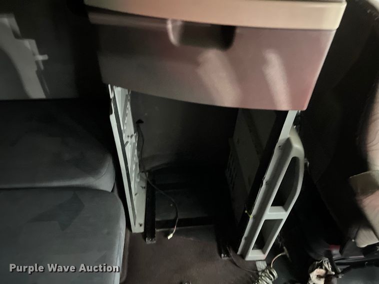 image for item DS3114 2010 Volvo VNL 780 semi truck