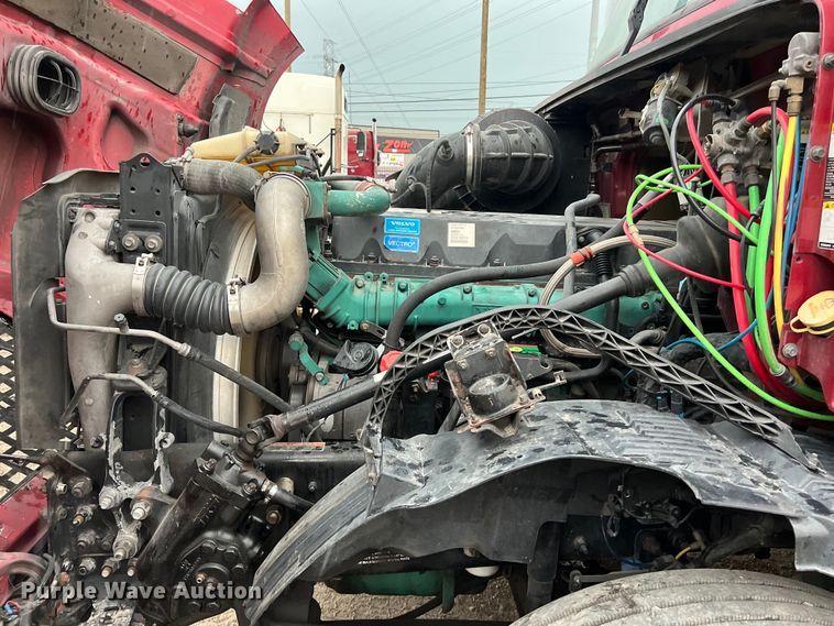 image for item DS3114 2010 Volvo VNL 780 semi truck