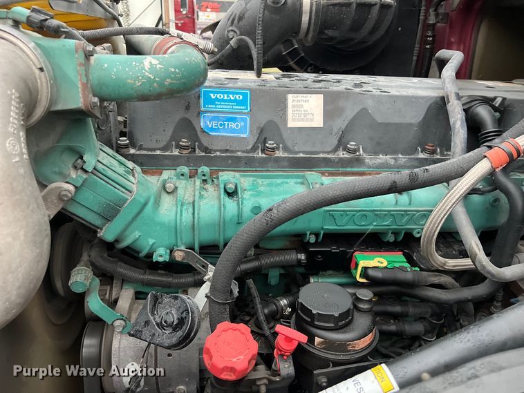 image for item DS3114 2010 Volvo VNL 780 semi truck