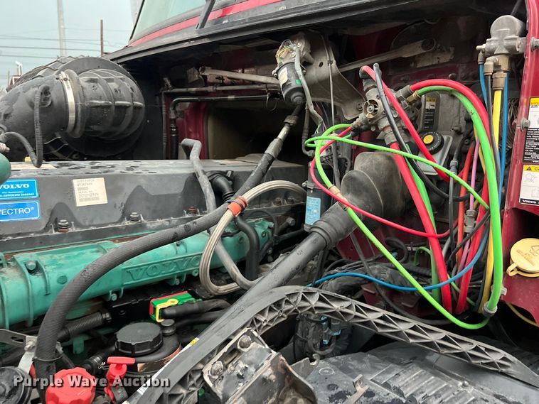 image for item DS3114 2010 Volvo VNL 780 semi truck