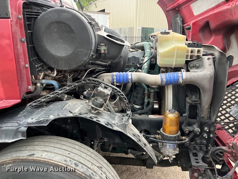 image for item DS3114 2010 Volvo VNL 780 semi truck