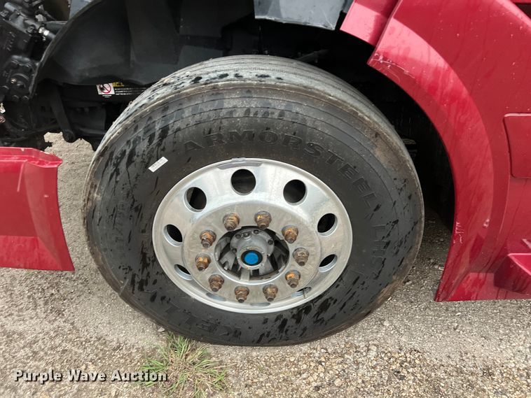 image for item DS3114 2010 Volvo VNL 780 semi truck