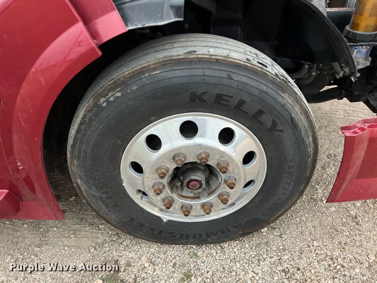 image for item DS3114 2010 Volvo VNL 780 semi truck