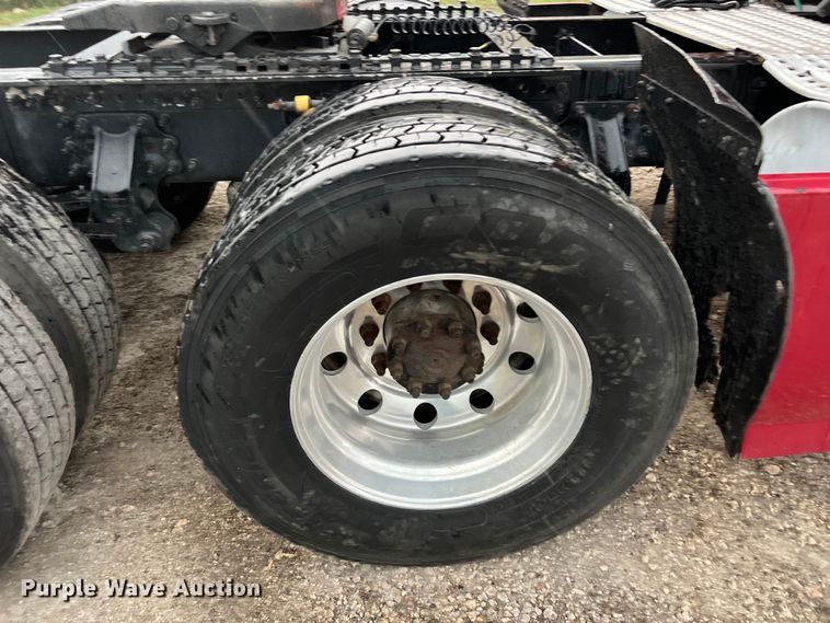 image for item DS3114 2010 Volvo VNL 780 semi truck