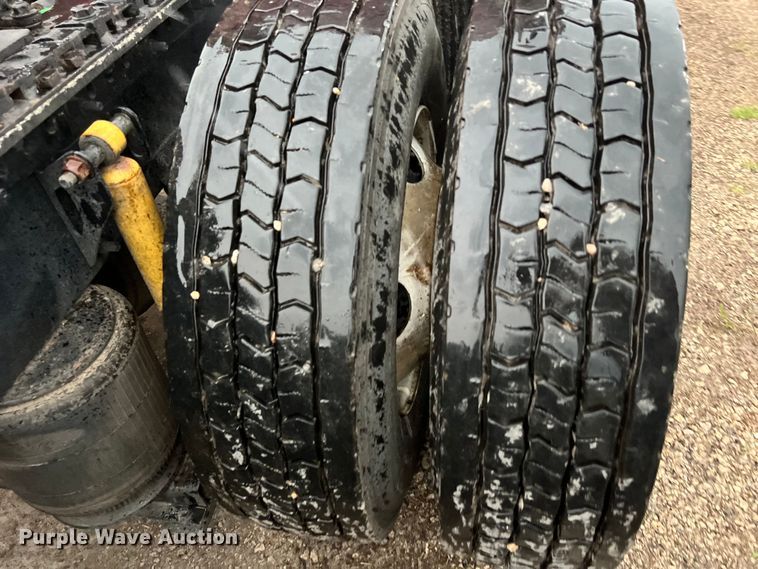 image for item DS3114 2010 Volvo VNL 780 semi truck