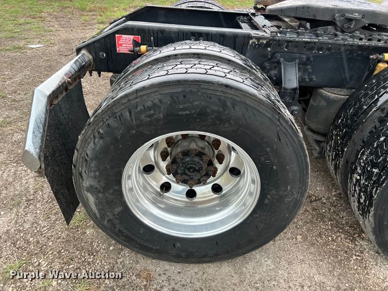 image for item DS3114 2010 Volvo VNL 780 semi truck